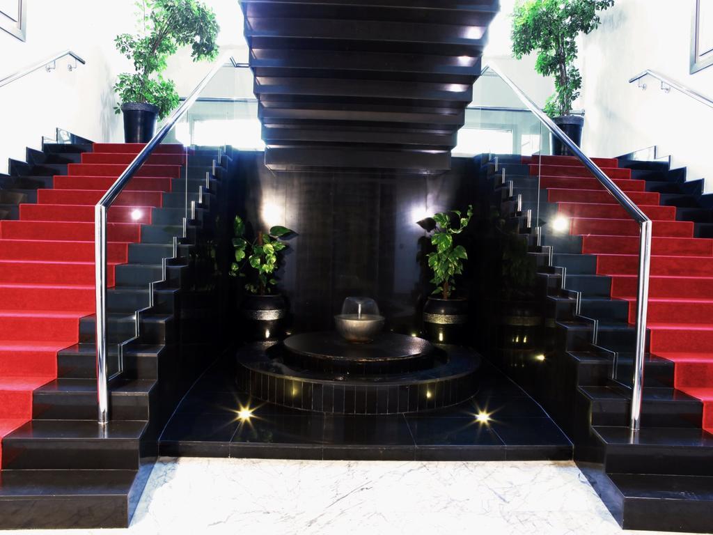 卡萨布兰卡法拉赫酒店 外观 照片 The staircase at the entrance of the hotel